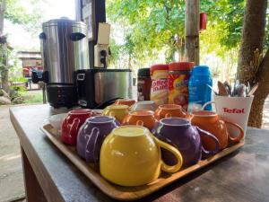 Příslušenství pro přípravu čaje a kávy v ubytování The Frog Khao Yai Resort