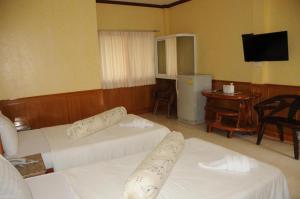 pokój hotelowy z dwoma łóżkami i telewizorem w obiekcie Saraburi Garden Resort w mieście Prowincja Saraburi +68 zdjęć