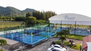 ein großes Gebäude mit mehreren Tennisplätzen darin in der Unterkunft Thailand Resort Hotel in Hua Hin
