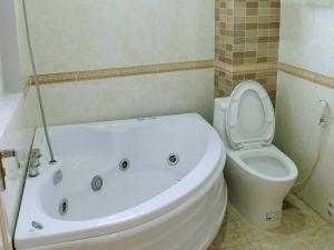 a bathroom with a white tub and a toilet at Ngoc Bach Hotel in Mai Chau
