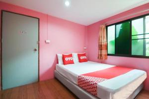 เตียงในห้องที่ OYO 1163 Eden Hostel