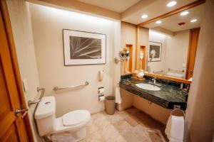 Koupelna v ubytování Marriott Tuxtla Gutierrez Hotel