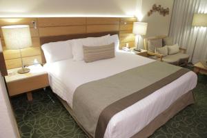 Postel nebo postele na pokoji v ubytování Marriott Tuxtla Gutierrez Hotel