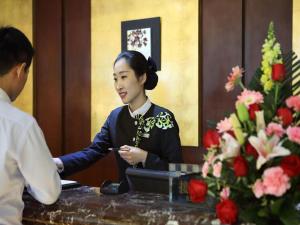 Členové personálu v ubytování Shenzhen Hanyong Hotel Fuyong Branch