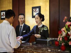 Členové personálu v ubytování Shenzhen Hanyong Hotel Fuyong Branch