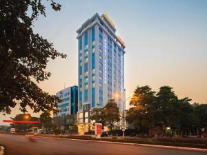 ein hohes blaues Gebäude am Straßenrand in der Unterkunft Royal Palace Hotel in Tuyên Quang