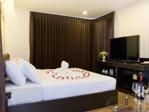 The Y Boutique Hotel في شيانغ ماي: غرفة فندقية مع سرير وتلفزيون بشاشة مسطحة
