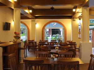 a restaurant with tables and chairs in a room at Baan Pimpisa in Pattaya Central