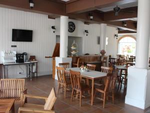 a dining room with a table and chairs at Baan Pimpisa in Pattaya Central