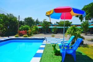 Bazén v ubytování Kwanjai Resort nebo v jeho okolí