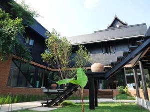 un bâtiment avec un arbre devant lui dans l'établissement Silp-Pa Phra Nakhon Si Ayutthaya Hotel, à Phra Nakhon Si Ayutthaya