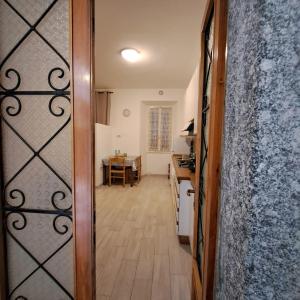 a door leading to a kitchen and a dining room at Da Vinci Refuge 1 in Limonta