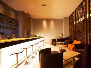 TanjungbungaにあるGammara Hotel Makassarの長椅子のバー