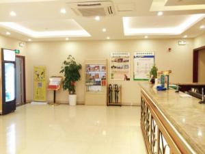 香港にあるGreenTree Inn Shenzhen Guanggang Port Futian South Road Express Hotelの広い部屋