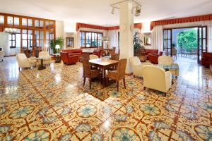 a hotel lobby with a table and chairs at Hotel Parco Smeraldo Terme in Ischia