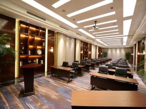 une salle de conférence avec des rangées de bureaux et de chaises dans l'établissement Beijing Grand Skylight International Hotel, à Pékin