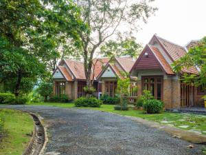 una casa con un vialetto di fronte di Khao Yai Country Hill Resort a Ban Na Sok