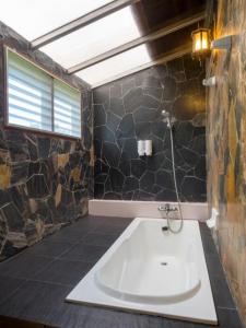 un bagno con vasca e lavandino di Khao Yai Country Hill Resort a Ban Na Sok Altre 39 foto