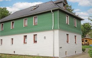 a green and white house with a gambrel roof at Awesome Apartment In Remptendorf in Gleima