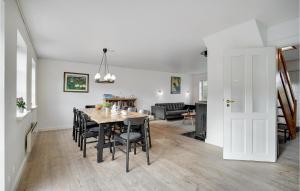 Posezení v ubytování Holiday Home Villingebæk Strandvej Dronningmølle