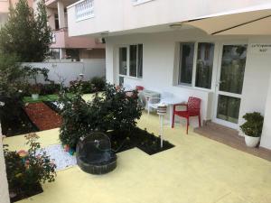 a courtyard of a house with a table and chairs at Borko Guest House in Primorsko