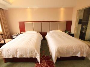 Postel nebo postele na pokoji v ubytování Gui Feng Hotel