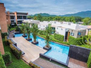 Bazén v ubytování B2 Mae Hong Son Premier Hotel nebo v jeho okolí