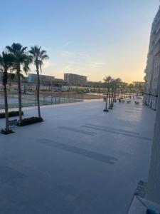 ein großer Parkplatz mit Palmen in einer Stadt in der Unterkunft بورتو الجولف in El-Alamein