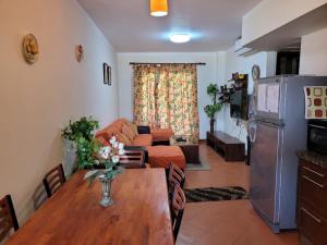 ein Wohnzimmer mit Tisch und Couch in der Unterkunft بورتو الجولف in El-Alamein