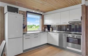 Kuchyň nebo kuchyňský kout v ubytování Holiday Home Karens Bakke
