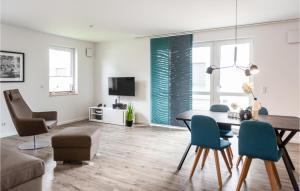 Una sala de estar con mesa de comedor y sillas. en 1 Bedroom Nice Apartment In Rechlin, en Rechlin