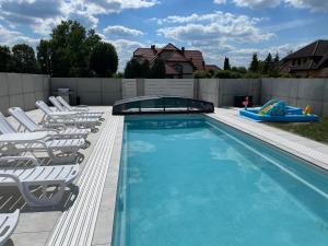 Bazén v ubytovaní Apartamenty AQUA MAZURY alebo v jeho blízkosti