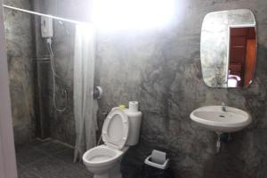 ein Badezimmer mit Toilette und Waschbecken in der Unterkunft Peisanae Faikeng Resort in Nan