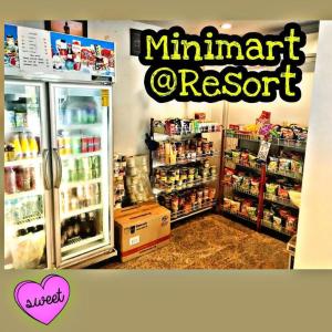 ein Geschäft mit einem Mini-Mart-Außenposten mit einem Kühlschrank in der Unterkunft Baan Payai Resort in Ban Pang Kae