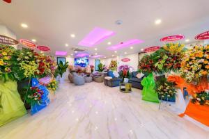 ein großer Raum voller ausgestellter Blumen in der Unterkunft Maison Hotel Phu Quoc in Phu Quoc