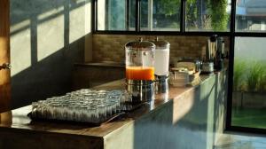 a counter with a blender with glasses on it at Janjao Hotel in Ban Nong Bu