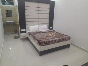 加雅Shyamal Resort的一张带两个枕头的床
