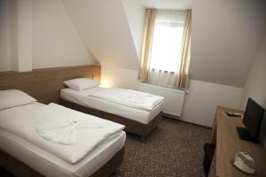 Postel nebo postele na pokoji v ubytování Hotel Zámek Velká Bystřice + 30 fotografií