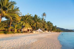 a sandy beach with palm trees and the ocean at Alysia Spring Resort in Ko Chang