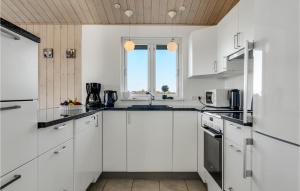 Kuchyň nebo kuchyňský kout v ubytování 3 Bedroom Nice Home In Hirtshals