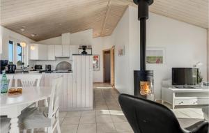 Kuchyň nebo kuchyňský kout v ubytování 3 Bedroom Nice Home In Hirtshals