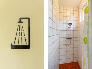 zwei Bilder eines Badezimmers mit Dusche in der Unterkunft Bungalow near Dutch Beach with Garden in Oostkapelle + 32 Fotos
