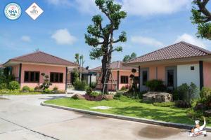 una casa con un árbol en la entrada en Baan Home Resort, en Kalasin