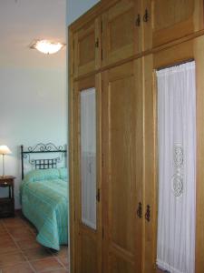 PicónにあるCasa Rural La Encebraのベッドルーム1室(ベッド1台付)、木製のドア