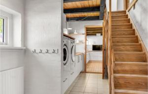 Köök või kööginurk majutusasutuses 3 Bedroom Cozy Home In Bindslev