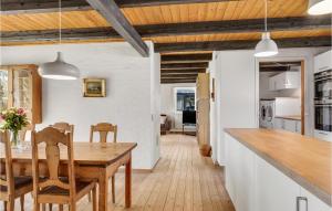 Köök või kööginurk majutusasutuses 3 Bedroom Cozy Home In Bindslev