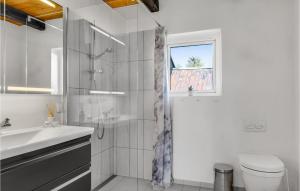 Vannituba majutusasutuses 3 Bedroom Cozy Home In Bindslev