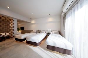 Postel nebo postele na pokoji v ubytování Dotombori Crystal Hotel 3