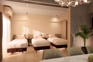 Postel nebo postele na pokoji v ubytování Dotombori Crystal Hotel 3