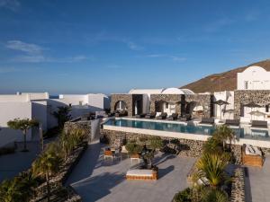widok z powietrza na ośrodek z basenem w obiekcie Secret View Hotel w mieście Oia